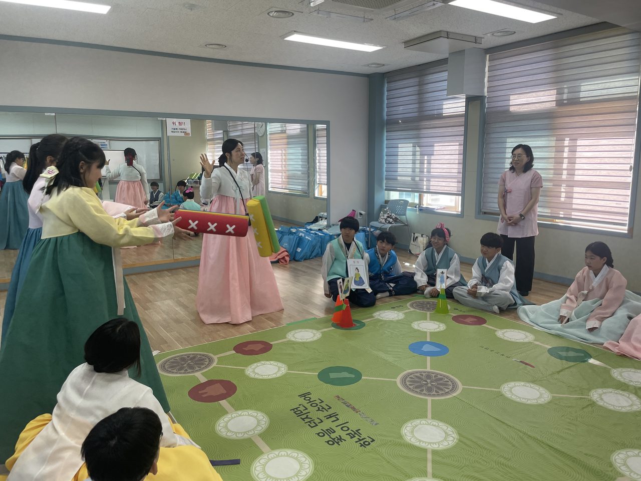 상영초 6학년, 한복 입고 윷놀이까지… 한국한복진흥원 ‘찾아가는 한복문화교육’