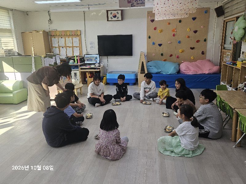 월항초 6학년과 병설유치원 유아, 사흘간 ‘형님·동생’ 이음교육… 딱지 만들며 친해졌다