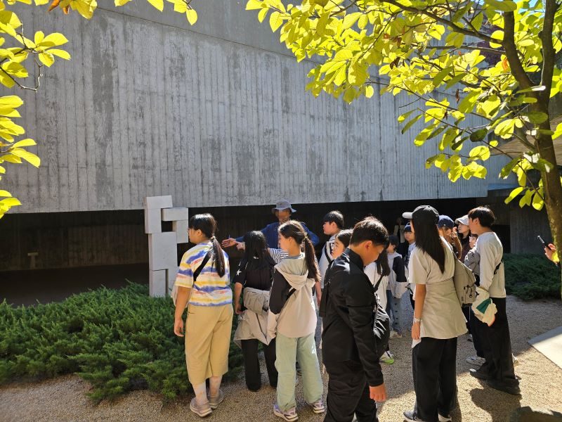 대동초 학생들 군위 사유원 나들이…도슨트 해설 들으며 건축과 모과나무 정원 탐방