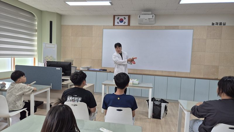 수륜초 유치원·전교생 불소도포 받았다…칫솔질 교육 곁들인 구강보건사업