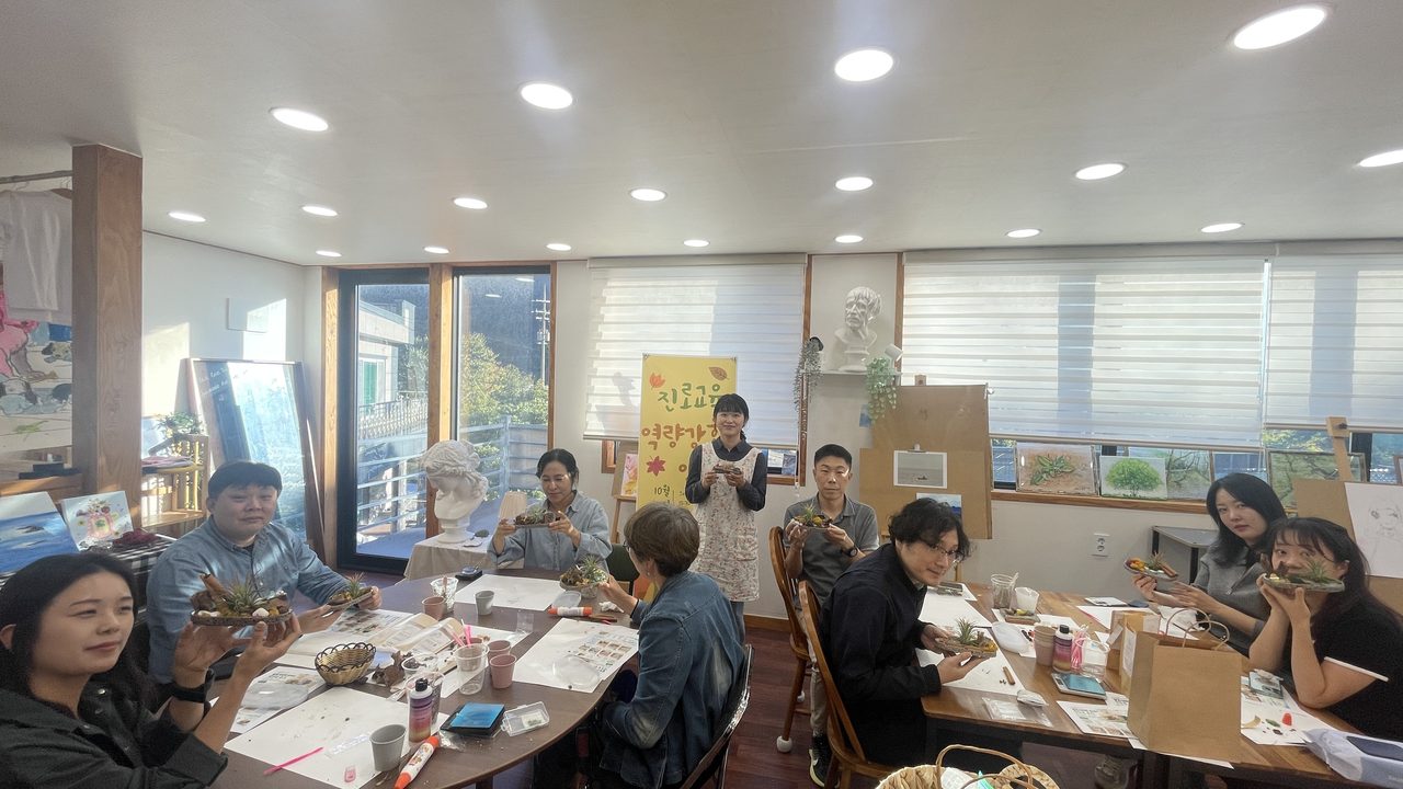 울릉 진로교육 담당 교사들, 지역 공방서 화분 트레이 빚으며 체험형 진로수업 익혔다