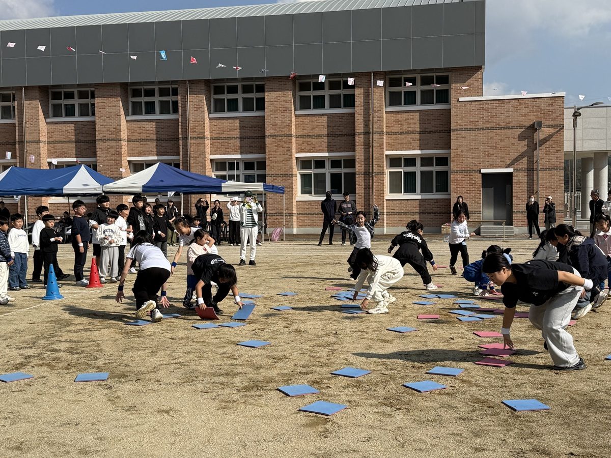 안덕초 놀이한마당서 학부모 ‘살림장만달리기’·줄다리기…전교생 참여