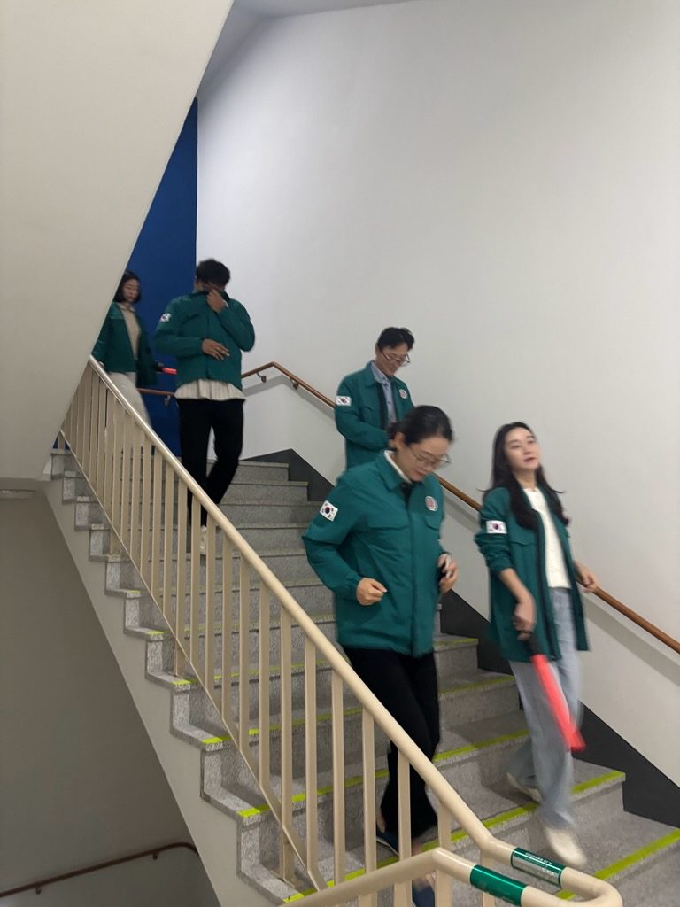 구미교육지원청, 청사 합동소방훈련…소화기 안전핀 제거·분사 시연