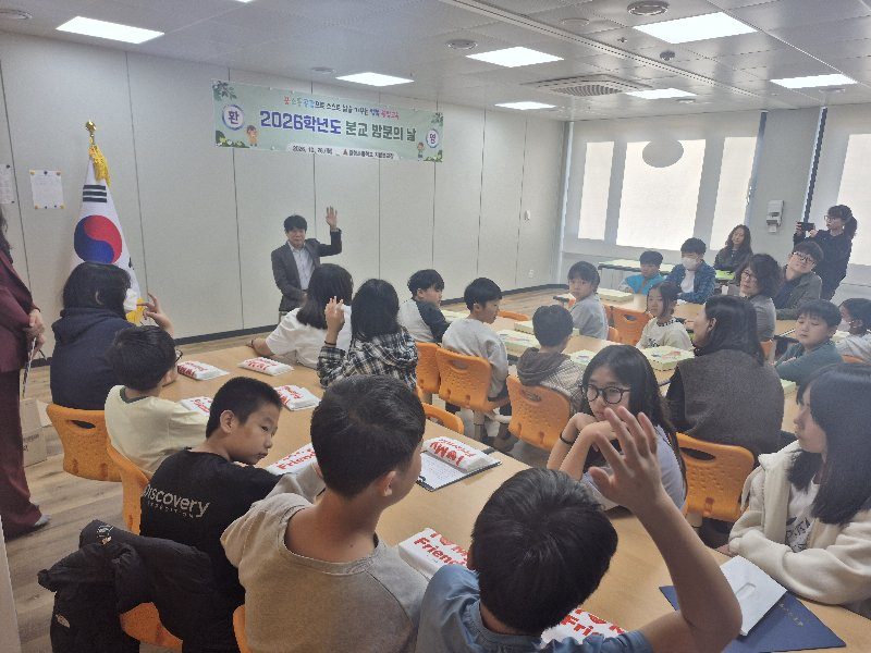 성주 월항초 본교 학생들, 수년 만에 분교장 찾아 협동화 그리기