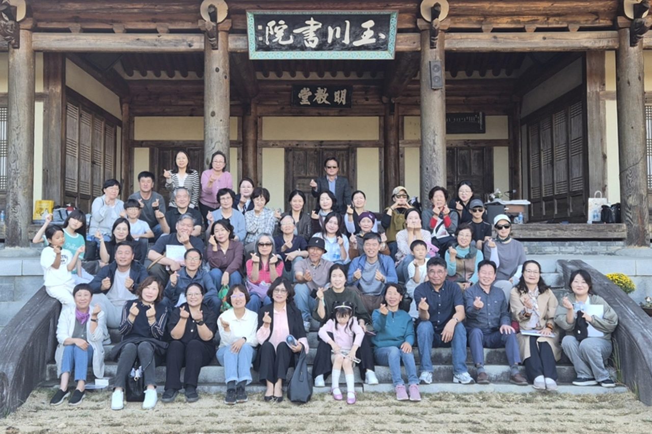 감천면 옥천서원서 주민이 기획한 ‘책길산책’…장석남 시인 특강·시 창작 대회에 50여 명