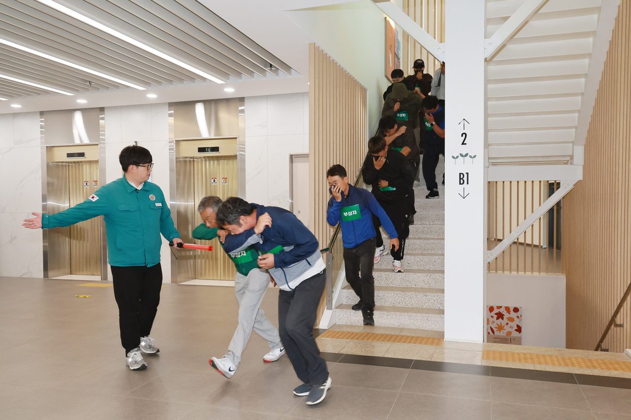 예천군 안전한국훈련…인파 사고·화재·정전 겹친 복합재난 가정해 100여 명 참여