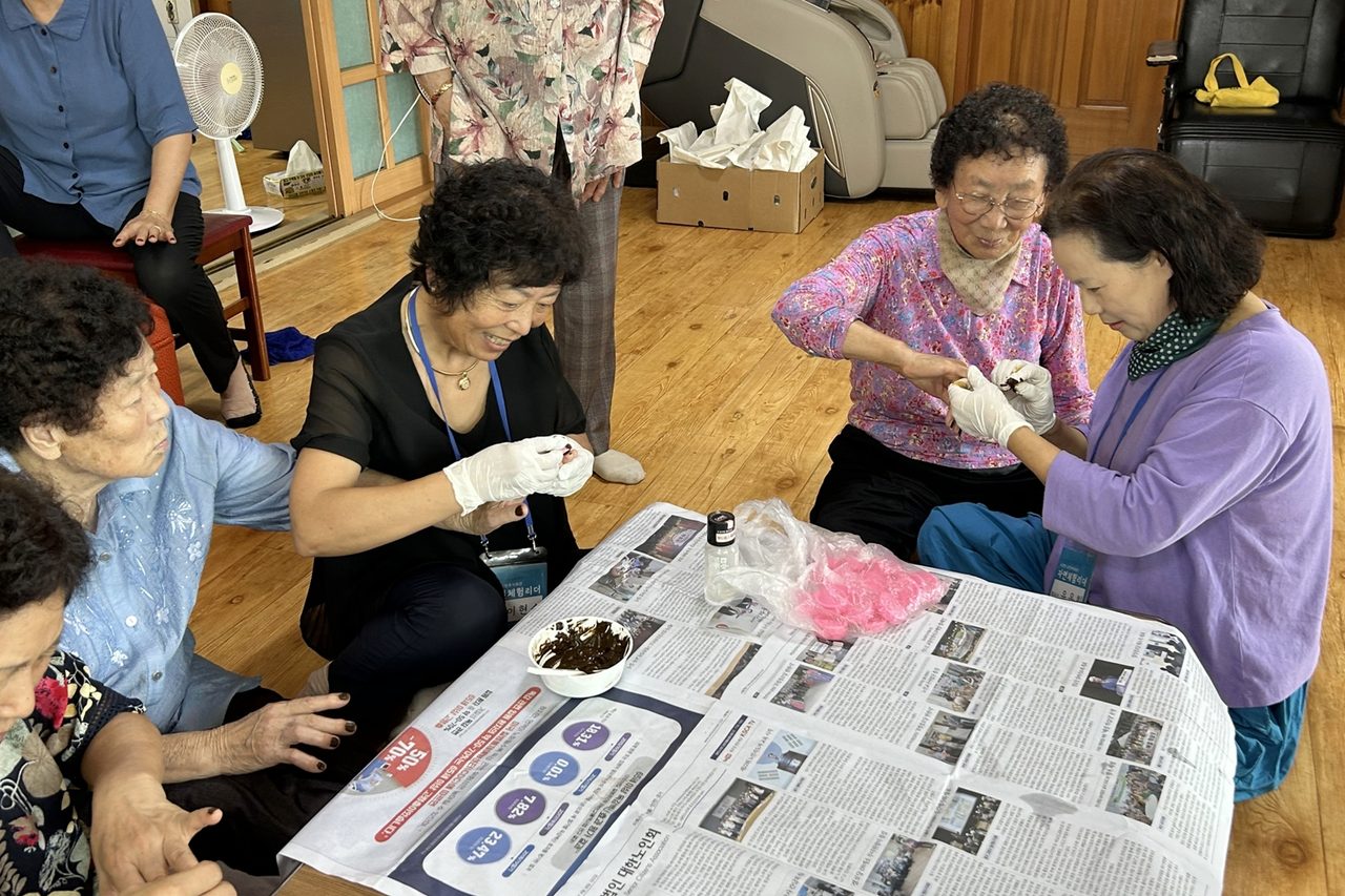 유천면 주민 활동가, 경로당 순회하며 어르신과 소통