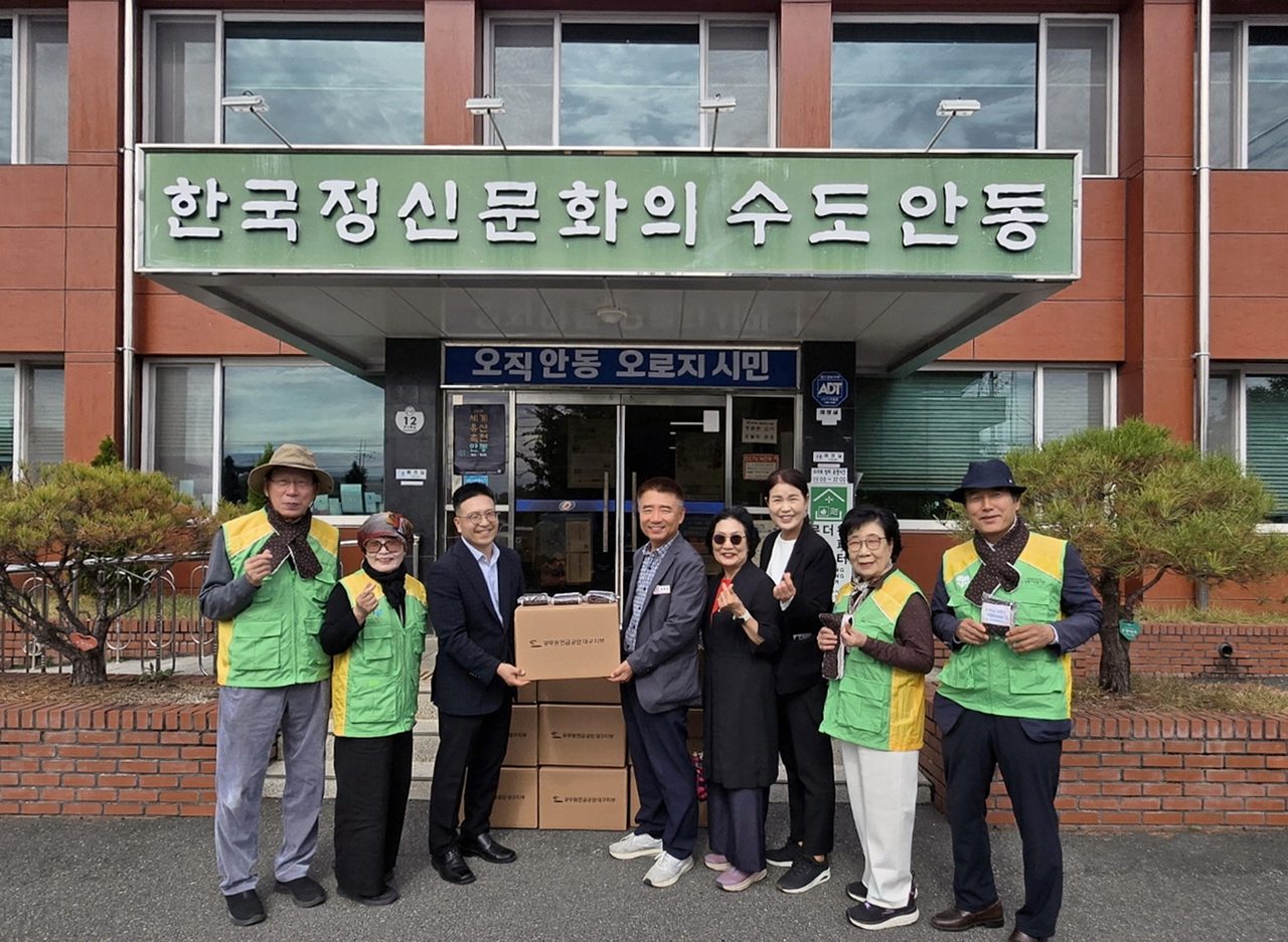 안동서 상록봉사단 목도리 500개 기부…경로당엔 하모니카 선율