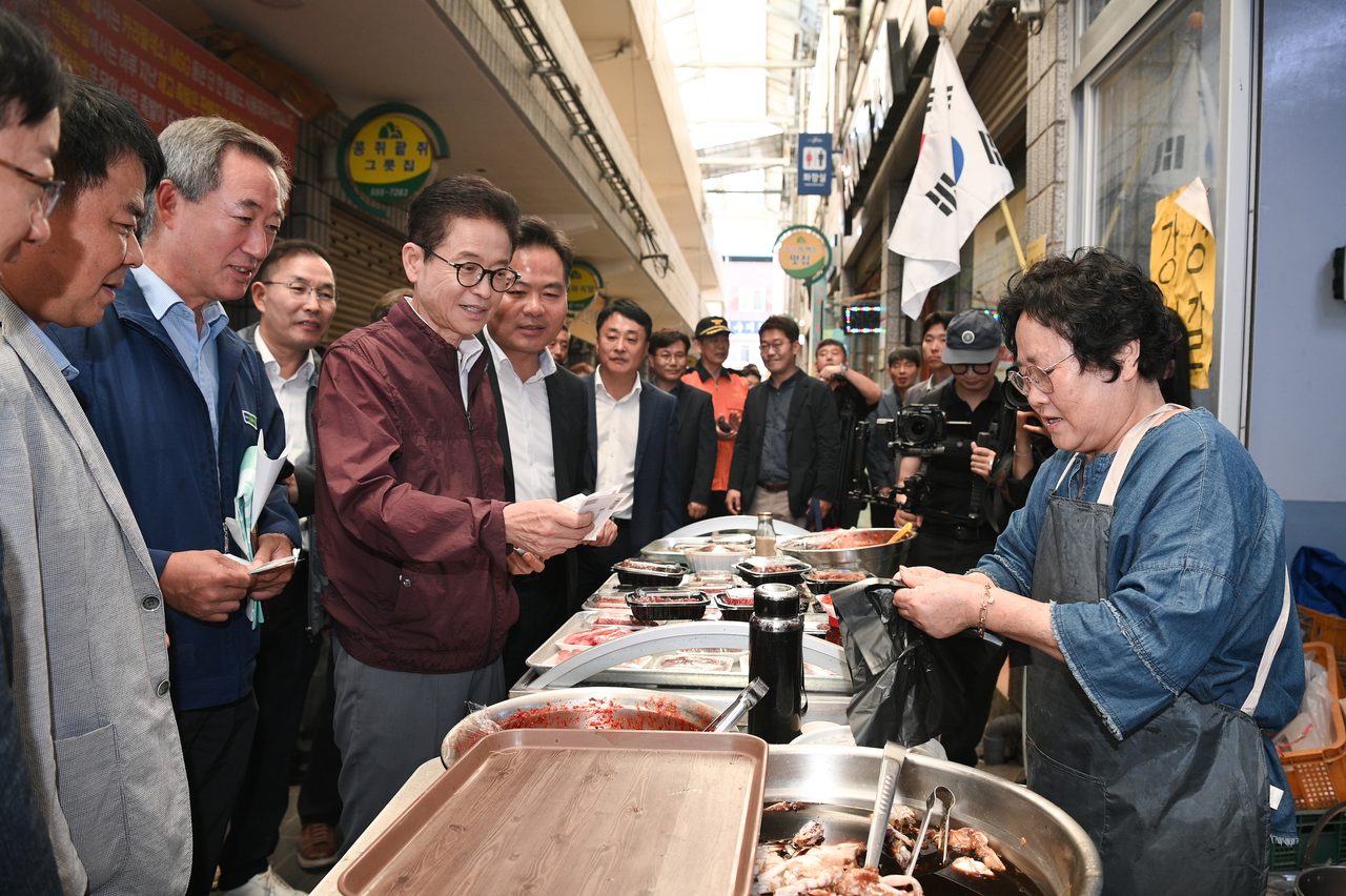 이철우 지사, 추석 앞두고 문경 전통시장·식품기업 현장 방문