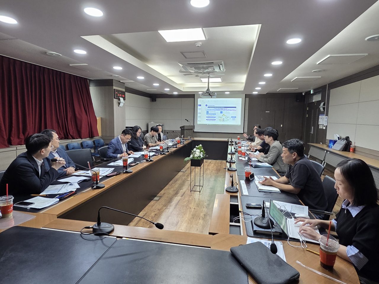 경북 돌봄시설 12곳에 AI 돌봄로봇 127대…도, 보급 시범사업 중간 점검