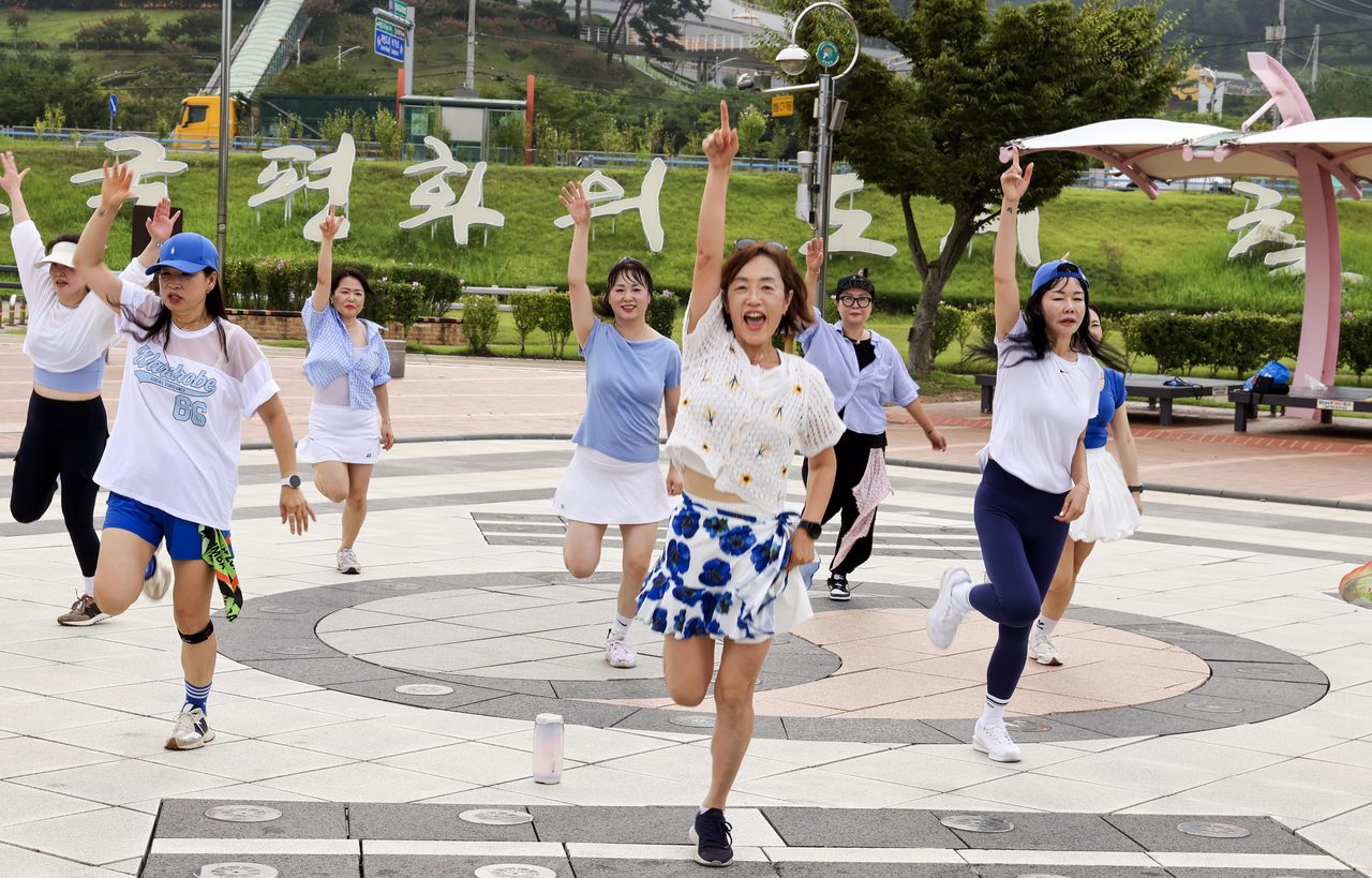 평균 51세 13명 라인댄스 동호회 ‘칠도란’, 칠곡 관광명소서 춤추며 SNS 홍보