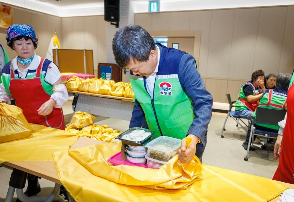 울릉군자원봉사센터, 추석 음식 나눔…취약계층 100세대에 전·나물·떡 전달