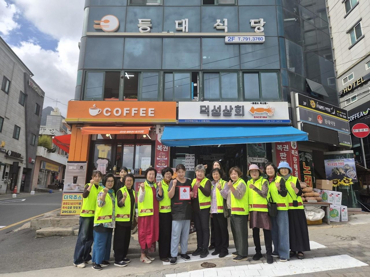 울릉군, 신규 ‘착한가게’ 3곳 현판 전달… 등대식당·스모프치킨·부티크아우라펜션