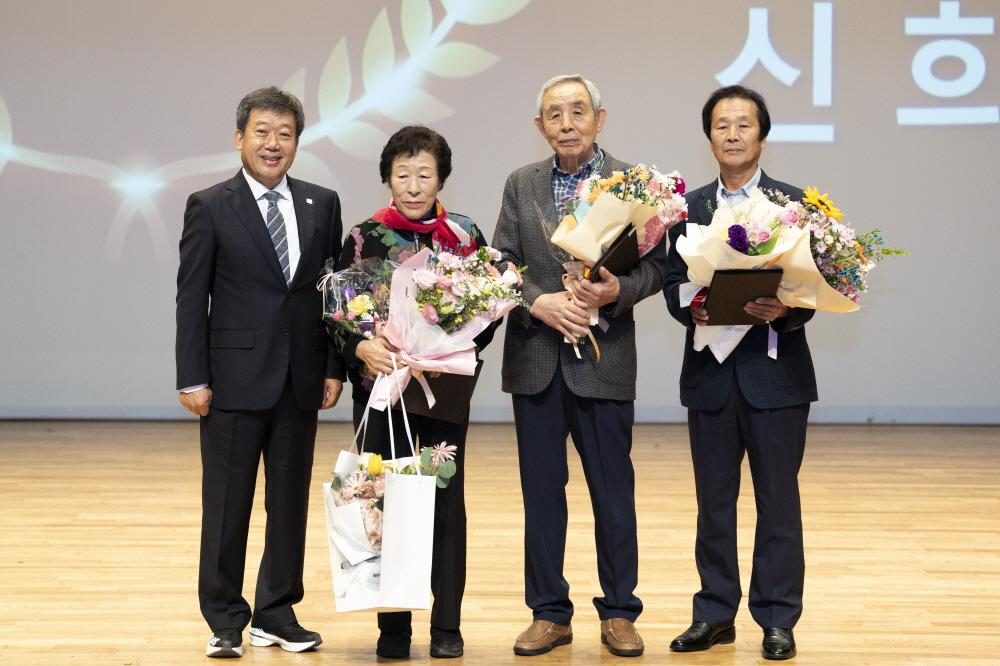 울릉군 노인의 날 30회 맞아 어르신 400여 명 모였다…유공자 20명 표창